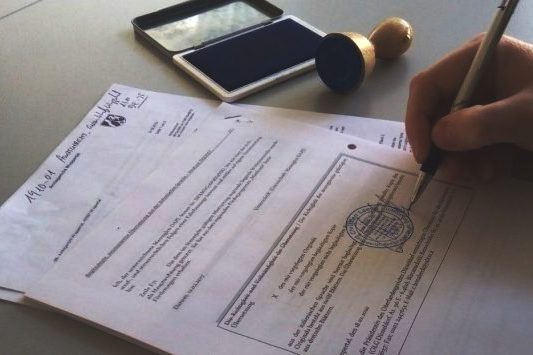 mit Stempel zertifizierte Übersetzungen